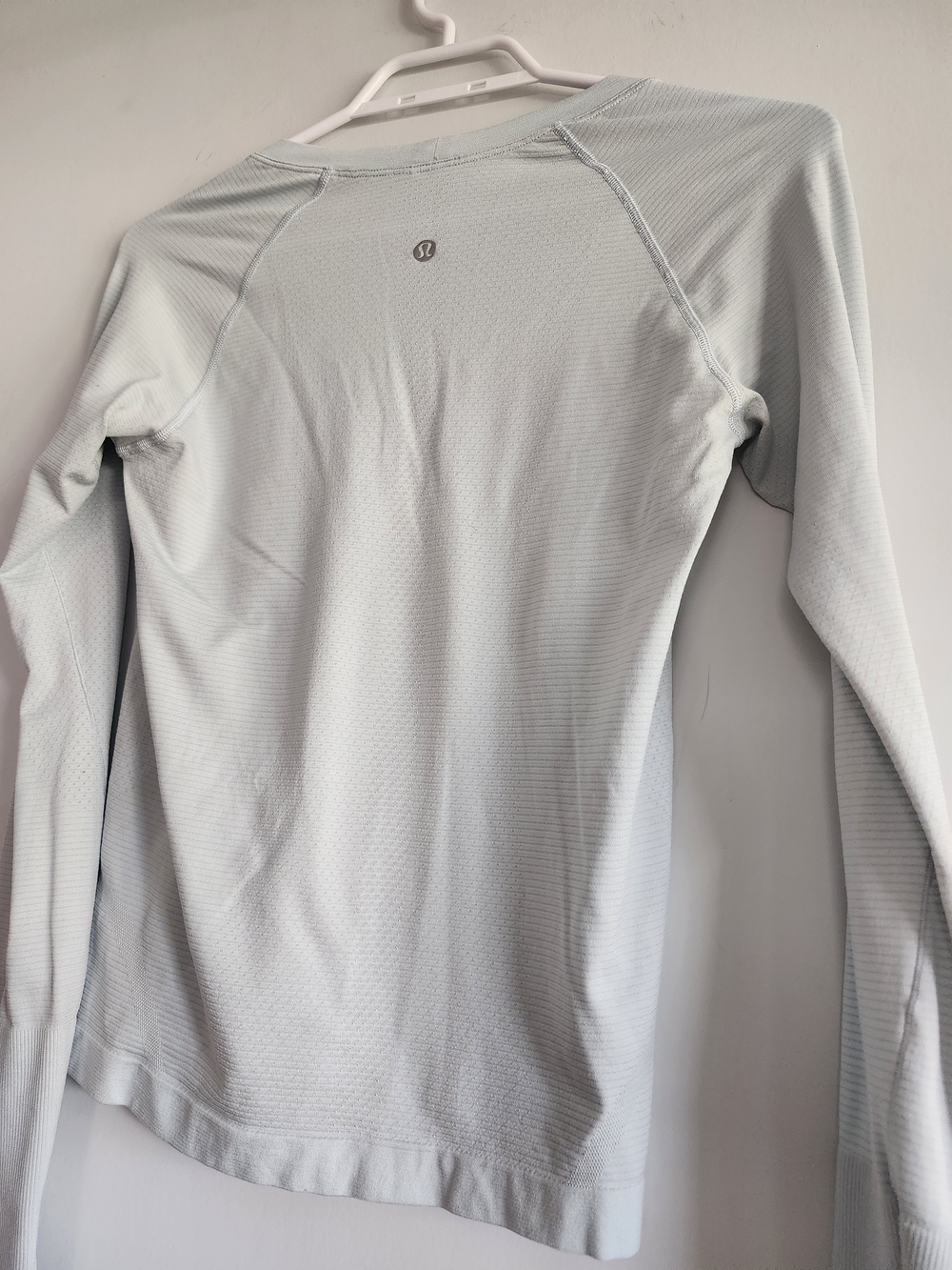 💙 Lululemon Swiftly Tech Long-Sleeve Shirt 2.0 | Size 6 | Light Blue - Picture 2 of 5